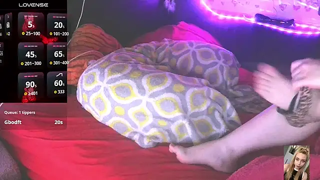 Blondiewithanass live cam on StripChat