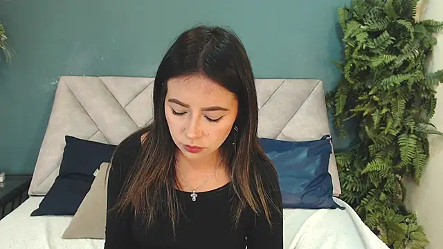 EmmaBellini live cam on StripChat