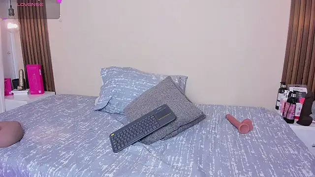 mia_gold_ live cam on StripChat