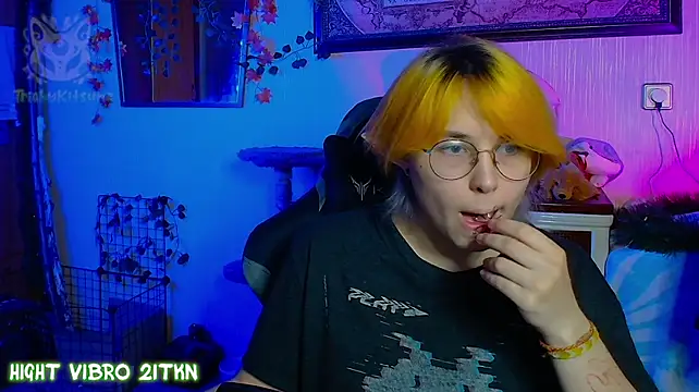 TrickyKitsune live cam on StripChat