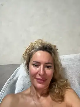 Tania201243 live cam on StripChat