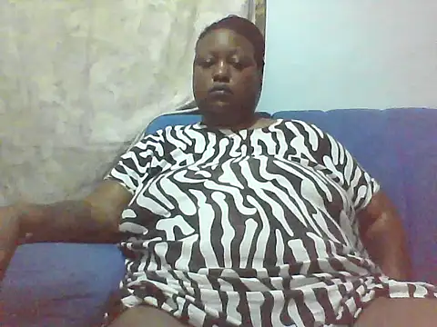 fat_ebonyqueen live cam on StripChat