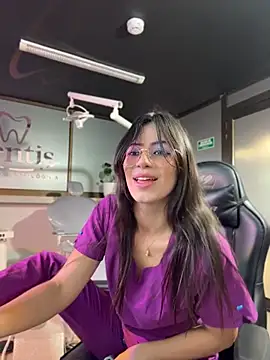 iris_cuteface live cam on StripChat