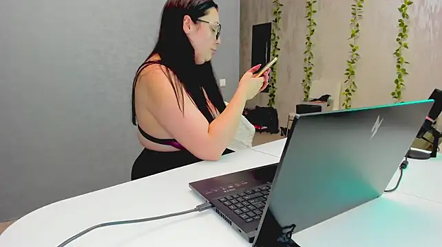 Yesss_Lilith live cam on StripChat