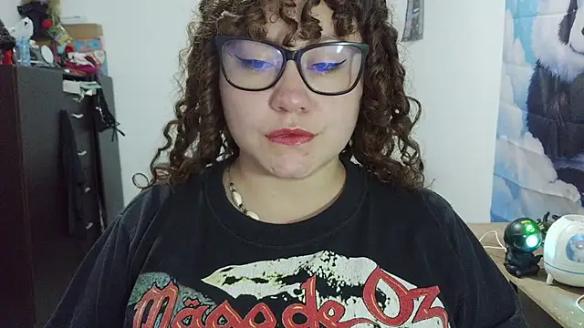 curly_greeneyed live cam on StripChat