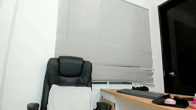 Scarlet_Estelle live cam on StripChat