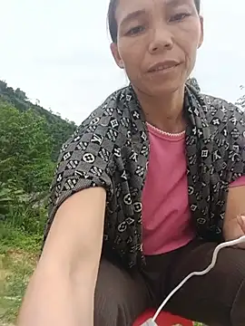 Jadi_M live cam on StripChat