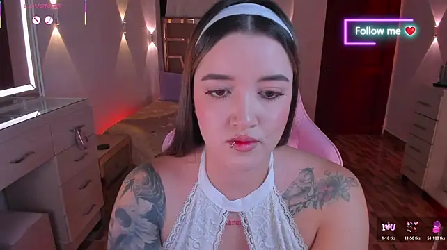 MiaLatina_ live cam on StripChat