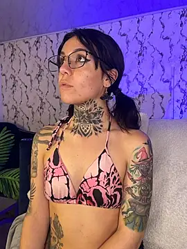 Lunai_gh live cam on StripChat