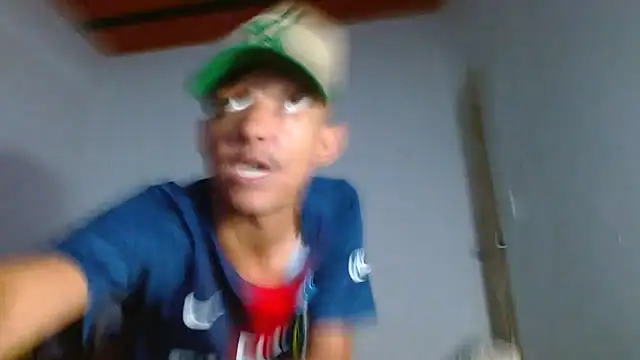 skinny23cm live cam on StripChat