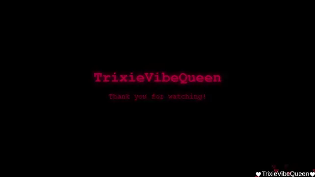 TrixieVibeQueen live sex cam