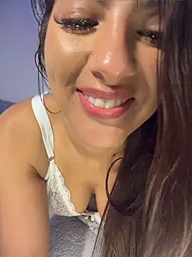 chicachocolate01 live cam on StripChat