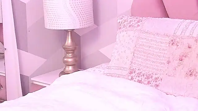 KylieMonnett live cam on StripChat
