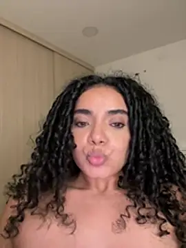 Curlyierr live cam on StripChat