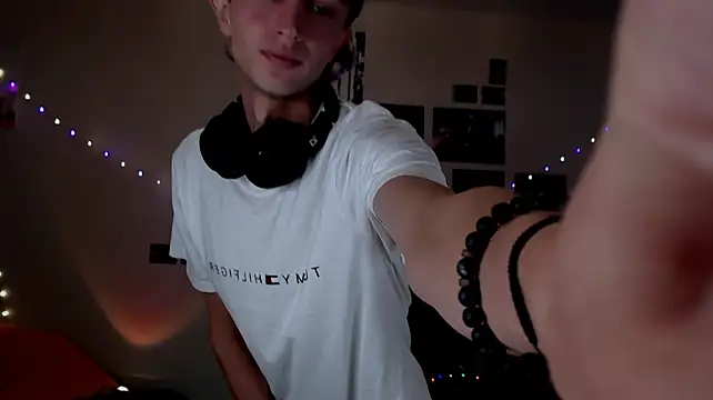John_Meow live cam on StripChat