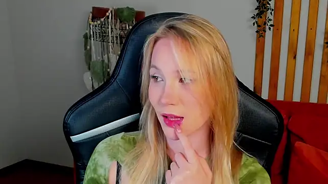 ElaraVoltage live cam on StripChat