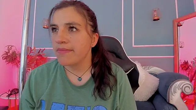 TaraTaylorr live cam on StripChat