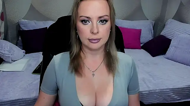 Hotdreamhere live cam on StripChat