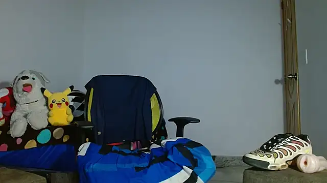 skinny23cm live cam on StripChat