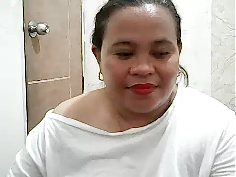 hotchubbypinay live cam on StripChat