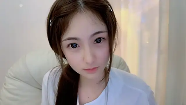 LH7 live cam on StripChat