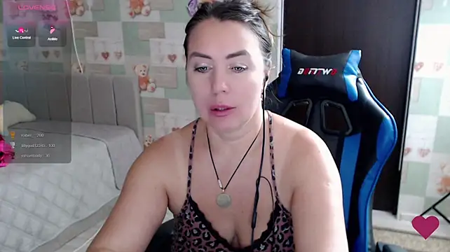 Korolek12 live cam on StripChat