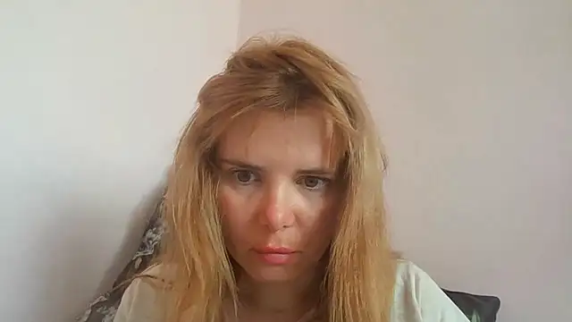 HornyElena live cam on StripChat