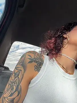 roxyrougee live cam on StripChat