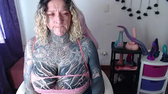 SLOPPYTITSS live cam on StripChat