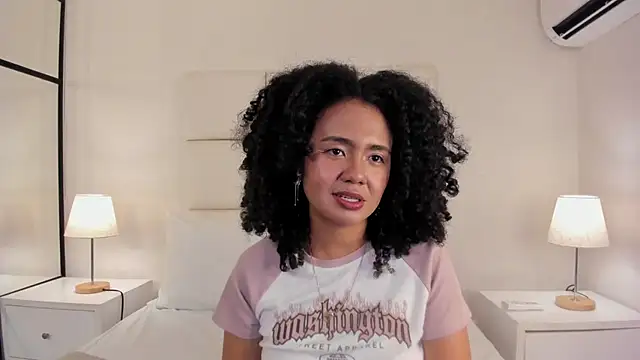 Kiraspell live cam on StripChat