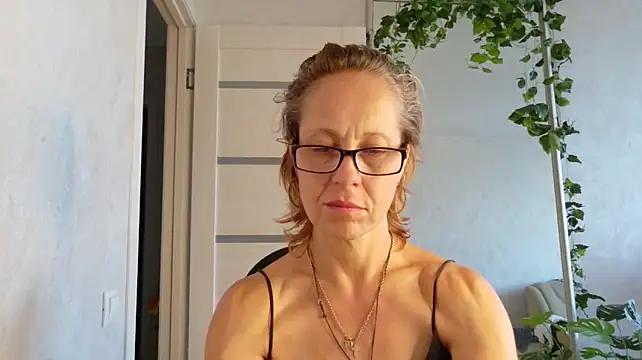 LioraWeiss live cam on StripChat