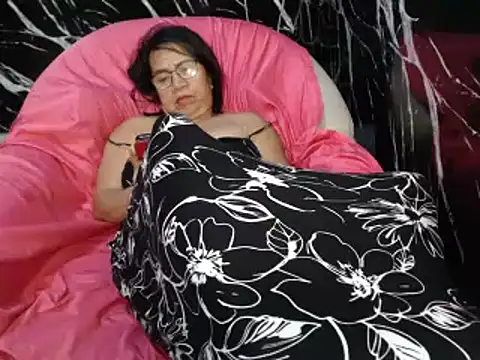 ASIANDOLLY4U69 live cam on StripChat