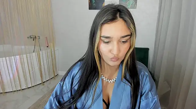 GoldenHeart_1 live cam on StripChat