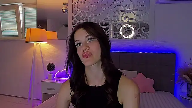 LuisaClover live cam on StripChat