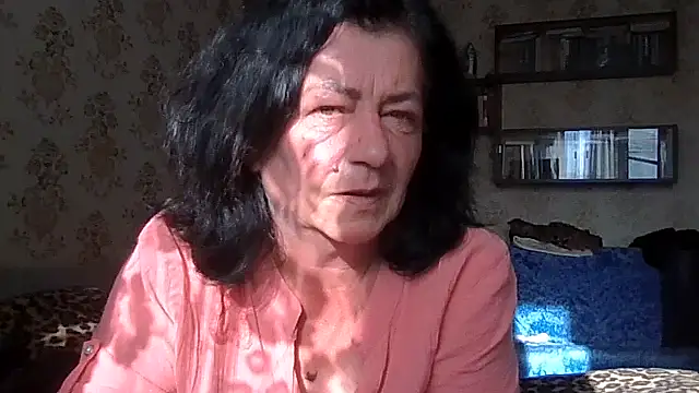 GypsiQueen2 live cam on StripChat