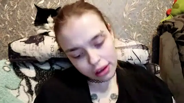 CaraDelevingnee live cam on StripChat