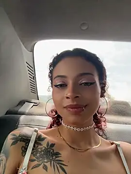 roxyrougee live cam on StripChat