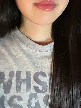Uyennii02 live cam on StripChat