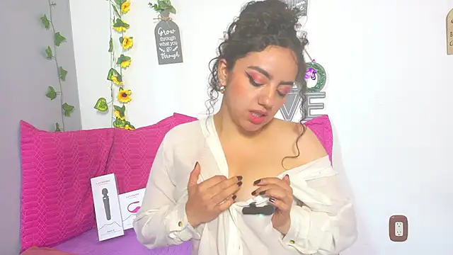 emiily_curly live cam on StripChat