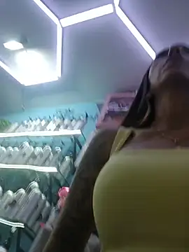 LunaZambrano live cam on StripChat