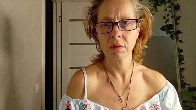 LioraWeiss live cam on StripChat