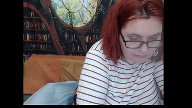 PlayfullMature live cam on StripChat