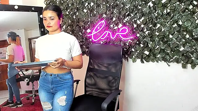 DestinyHills live cam on StripChat