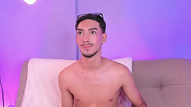 ApoloXanthos live cam on StripChat