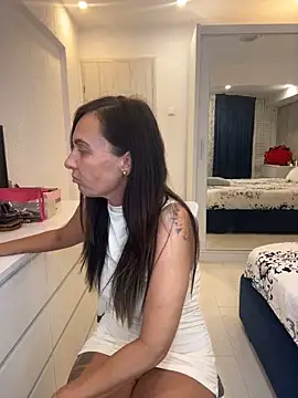 DivineAmely live cam on StripChat
