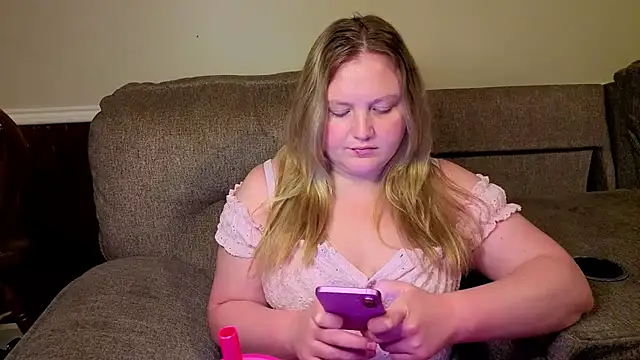 PhatAssBlond live cam on StripChat