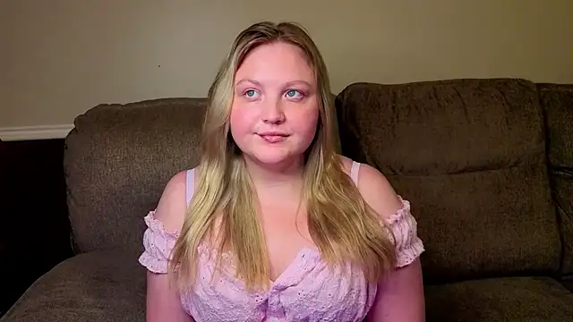 PhatAssBlond live cam on StripChat
