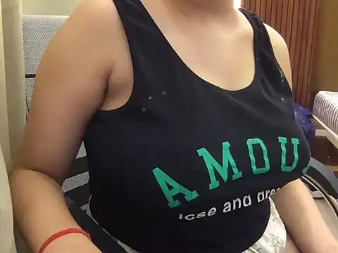 miss_Navyaaaa live cam on StripChat
