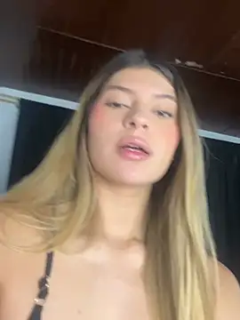 Alessandrabloom_ live cam on StripChat