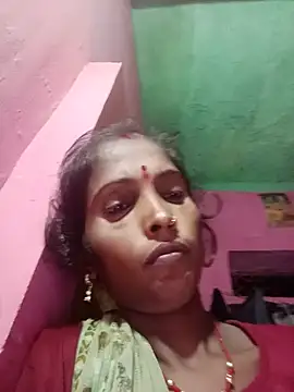 Rinee_suwanee live cam on StripChat